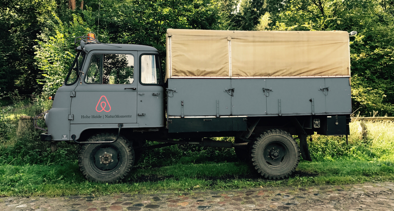 Historisches Feuerwehr- und Exkursionsfahrzeug im Wald
